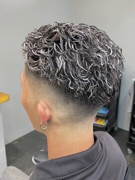 ミッドシー(mid-c) 極道パーマ×メッシュカラー［フェード/ホワイトメッシュ］