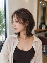 バグズ(Baguz) 白髪ぼかしハイライトくびれミディ