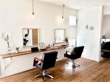 ギーコヘアーサロン(geek hair salon)の雰囲気（シンプルで明るく落ち着いた空間。）