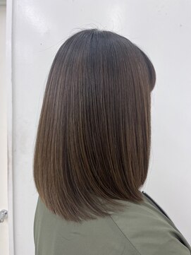 レオ 幸手(Leo) オンブレグレージュオリーブベージュくびれミディ大人美人