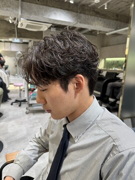 ゼスト リル 新宿(ZEST lill) フェザーパーマ 毛流れパーマ センターパート 塩澤太一