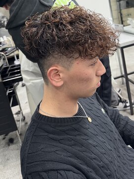 イーラ(era) スペインカール茶髪スパイラルパーマ平巻き刈り上げ