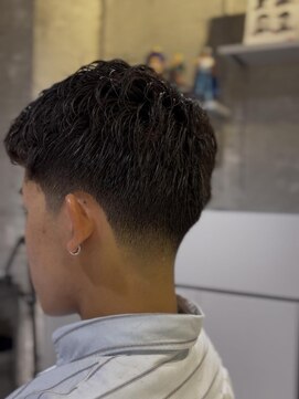 フランクスバーバーザスタンド(Frank’s barber the stand) 刈り上げセンターパート/波巻きツイストスパイラル/飯田橋