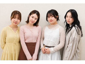 カコン(KAKONN)の写真/《女性スタッフのみ・経験10年以上》20~40代の幅広いスタッフが、あなたの髪に寄り添います