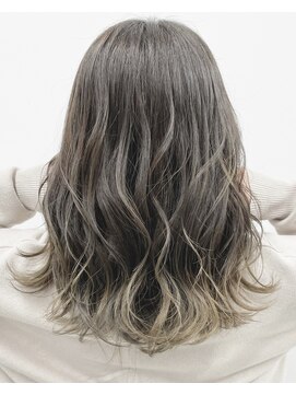 アライブ キチジョウジ(ALIVE Kichijoji) 根本から自然に繋がるグラデーションカラー