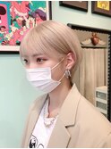 ホワイトベージュブロンド×耳かけショート