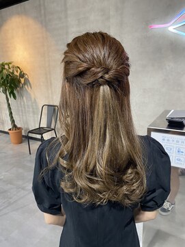 キッススワン(KISS SWAN) アイドルが奏でるお上品なハーフアップでございますオホホ