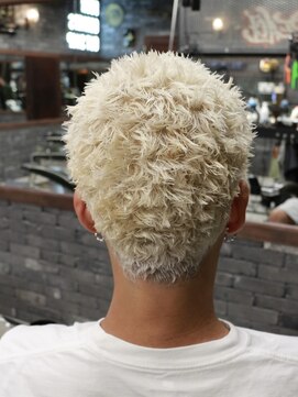 フォーコーナーズカットショップスリーセント 栄(FourCornersCutShop 3/cent) イージードリル/スパイキーベリーショート/ホワイトブロンド