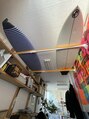 ヘアーサロンテン モトアザブ(hair salon Ten motoazabu) 若い時からずっといサーフィンしてて、スタッフルームのも板が。