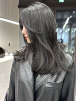 シティ(CITY) 暗髪 グレージュ レイヤーカット 韓国ヘア 顔周り くびれヘア