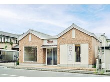 レンガ調の建物を目印にご来店ください☆