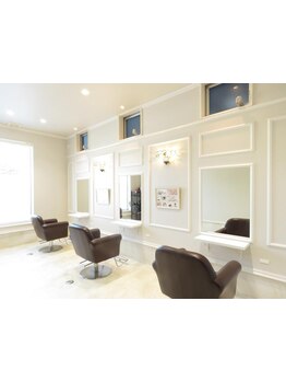 ソファータイプの疲れにくい椅子でリラックス♪初めての方でも緊張しない雰囲気が大人気◎