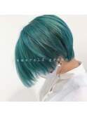 エメラルドグリーン