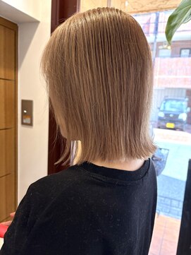 エスポワール(Espoir) プツッと外はねボブ×ミルクティーベージュ