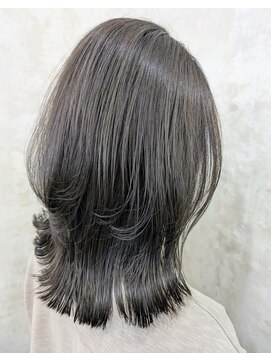 イル(iru) ハイライト/白髪ぼかし/グレージュ/レイヤー