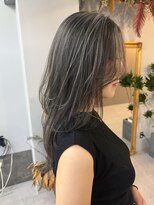 レブ 四条烏丸(Reb,)&nbsp;白髪ぼかしハイライトレイヤーカットブリーチ前髪なし