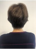 トップにボリュームを出したショートスタイル。