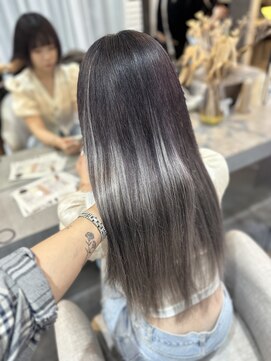 ラビス 浦和(Lovis) Ikuno/黒髪/グレーベージュ/レイヤーロング/前髪パーマ