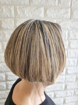 松本平太郎美容室 吉祥寺パートファイブ(PART5) 前下がりグラデーションボブ×白髪ぼかしハイライト