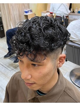 グルーマーズトウキョウ(GROOMER/S TOKYO) スペインカール【フェードカット　ハードパーマ】
