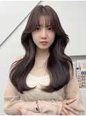 たっぷりのレイヤーで女性らしさを演出