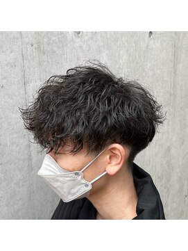 ウノプリールヴァモス(unopulir Vamos) 波巻きパーマ黒髪マッシュ刈り上げツーブロック