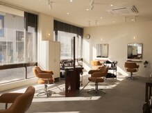 トーン(tone)の雰囲気（自然光たっぷりな空間でデザインと癒しをお届け致します◎）