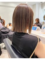 ケンジ 横浜(KENJE)&nbsp;スリークボブ/白髪ぼかしハイライト/切りっぱなしボブ