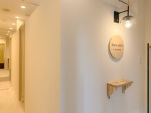 クセッテ(kusette)の雰囲気（白とベージュを基調とした落ち着いたナチュラルモダンな雰囲気）