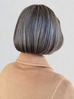 ティアトロアンドリミテバイティアトロ(teatro&limite by teatro)&nbsp;白髪ぼかしハイライト 丸みショート シルバーアッシュ 30代