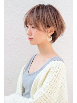 リタ(Lita) 丸みショート　エッジショート　小顔　耳かけ　ベージュカラー