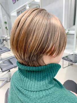 テトヘアー(teto hair) ミルクティベージュ 、前下がりショート、マニッシュショート