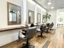 木目を基調とした落ち着いた店内で地域密着のサロンです！