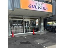 美容室ゲバラ 南郷7丁目店(GUEVARA)の雰囲気（赤いコーンがあるところが駐車場です）