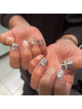 雪の結晶×グレージュの大人かわいい冬ネイル