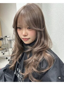 天神美容室 海外レイヤーカットハッシュカットグレージュ