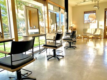 ヘアールームフルール(Hair room Fleur)の写真/隠れ家のような私だけの空間。おしゃれな家具インテリアと綺麗なお庭に囲まれ、心解き放つひとときを♪