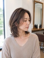 バグズ(Baguz) 白髪ぼかし外ハネくびれミディ