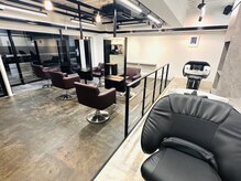 レヴェヘアプラス(rever hair)の雰囲気（白と黒を基調とたスタイリッシュで開放的な店内が特徴です！）