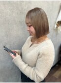 華やかさ引き立つハイトーンカラー×前下がりボブ
