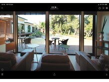 アベックプレジール 葉山店(AVEC PLAISIR)の雰囲気（パーマやカラーの待ち時間は、ソファーでゆっくり森林浴を楽しむ）