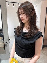 レイヤーカットと透明感カラーで柔らかな立体感を｜暗髪からハイトーンまで似合う艶カラーをご提案します