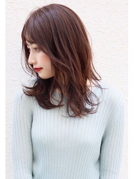 リタ(Lita) ◎大人っぽく上品なミディアムレイヤー