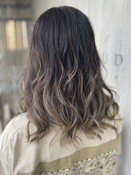 ファッジヘアーラウンジ(FUDGE HAIR LOUNGE)の写真/光を味方に。圧倒的な透明感を叶える≪イルミナカラー≫で「艶・柔らかさ」を与えながら憧れの－外国人風－