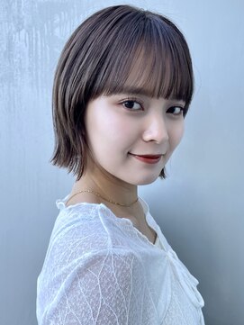トリコ ショップアンドヘアサロン(tricot shop hair salon) 外はねショートボブ グレージュ 透明感カラー