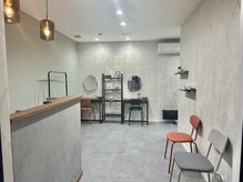 1Fはヘアサロン・2Fはまつげ・眉・ネイルサロン