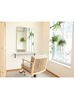 ゆったり落ち着く雰囲気のプライベート空間で、あなたの髪のお悩みを解決します。お気軽にお声がけ下さい♪