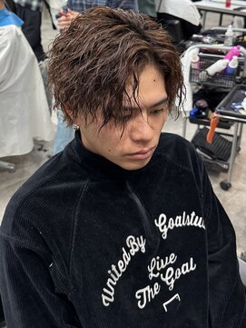 イーラ(era) センターパート茶髪ツイストスパイラルパーマ刈り上げ眉毛