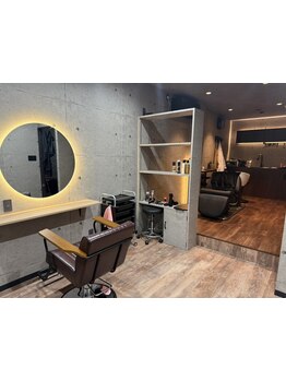 完全個室のプライベート空間。一人ひとりにしっかりと向き合い、髪のお悩みを解決へと導きます＊