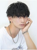 ソフトツイストパーマブルーブラックメンズマッシュ刈り上げ